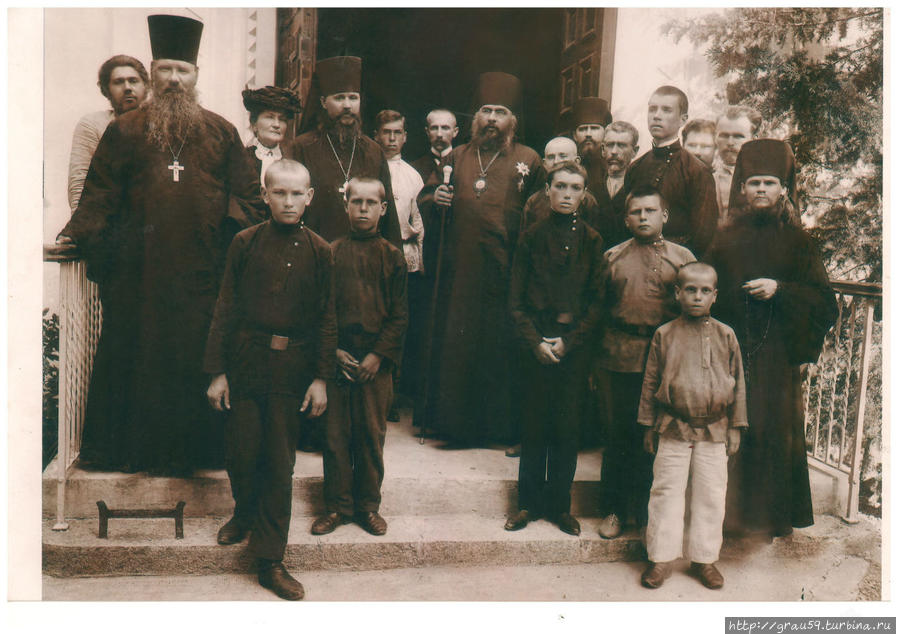 На фотографии открытие храма в 1899 году. Третья слева — основательница Екатерина Плещеева. Ялта, Россия