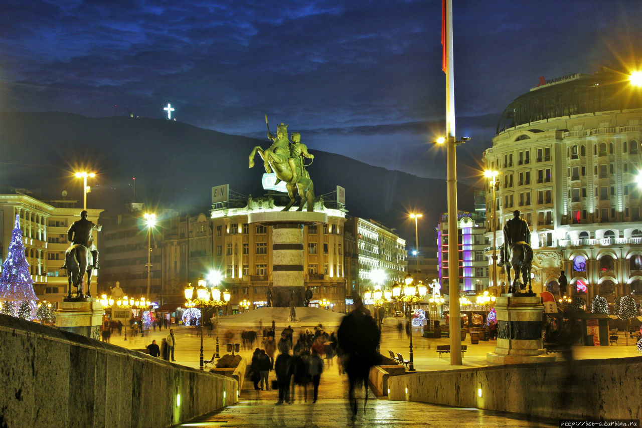 Вечерний Скопье вполне себе привлекателен. Власти всячески стараются украшать город новоделом и освещением, тем самым привлекая гостей