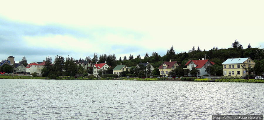 А это дома богатеев на берегу озера Тьорнин (Tjörnin) Рейкьявик, Исландия