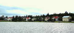А это дома богатеев на берегу озера Тьорнин (Tjörnin)