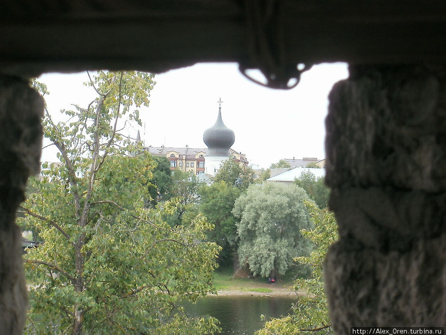 Вид с Власьевской башни через реку на церковь Успения у Парома Псков, Россия