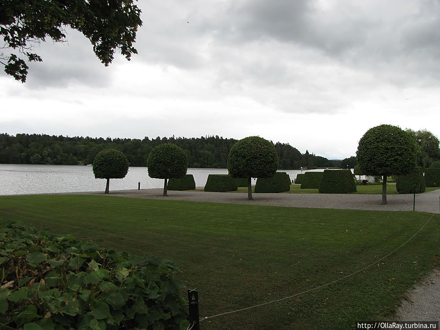 Со стороны озера разбит парк. Дротнингхольм, Швеция