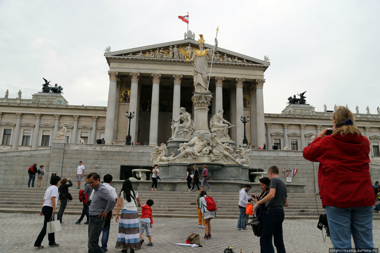 Здание Австрийского парламента,в парламенте с 1918 года и до сегодняшнего дня заседает национальный и федеральный советы парламента Австрии Вена, Австрия