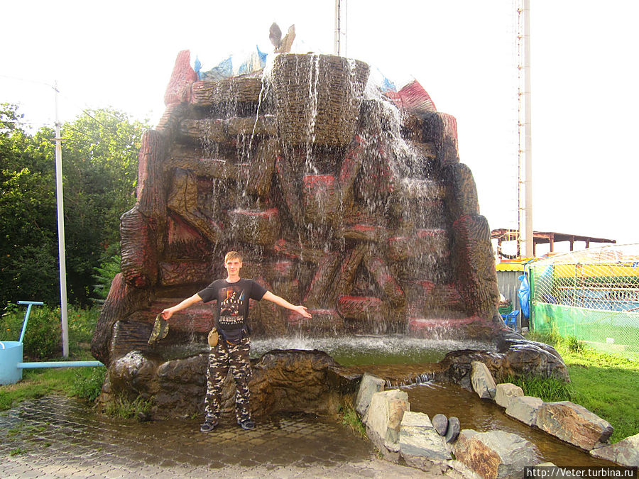 Импровизированный водопад смотрелся очень оригинально на фоне  всей дорожной инфраструктуры Саратова Волгоград, Россия