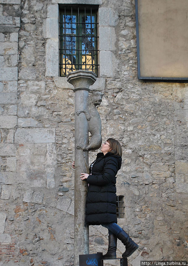 По местному поверью, кто поцелует львицу на столбе в попу, вернется в Жирону. Каталония, Испания