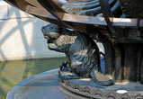 ... но бобры, поддерживающие этот глобус не оставляют сомнения об канадской принадлежности этого мемориала, а орел символизирует воздушные силы
