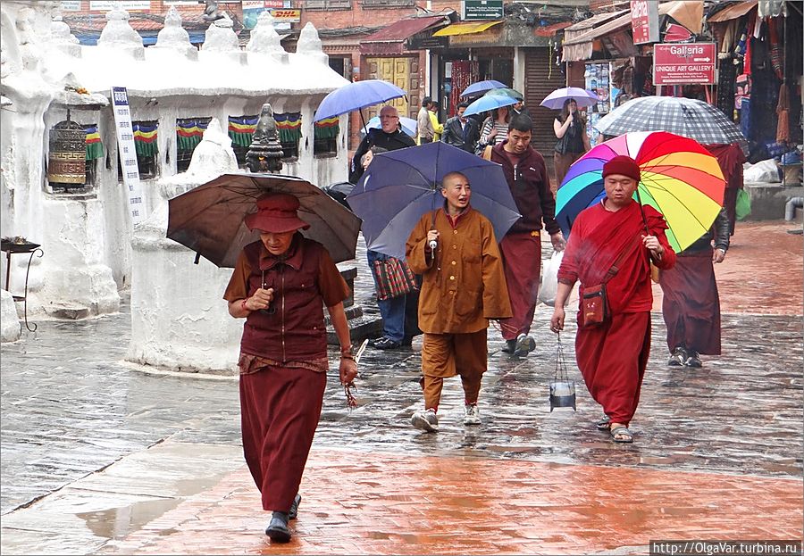 Что-то дождик с утра собирается. 
Пасмурно, скучно, промозгло… 
Над городом тучи сгущаются, 
И без зонта невозможно! Катманду, Непал