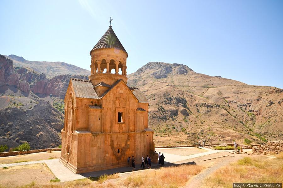 Монастырь Нораванк, построенный в 13 веке, по армянским меркам считается новым, о чем собственно и говорит его название. Как и многие монастыри спрятан в горах, окруженный и защищаемый ими от глаз неприятеля. Хор Вирап Монастырь, Армения