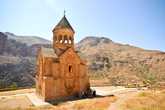 Монастырь Нораванк, построенный в 13 веке, по армянским меркам считается новым, о чем собственно и говорит его название. Как и многие монастыри спрятан в горах, окруженный и защищаемый ими от глаз неприятеля.
