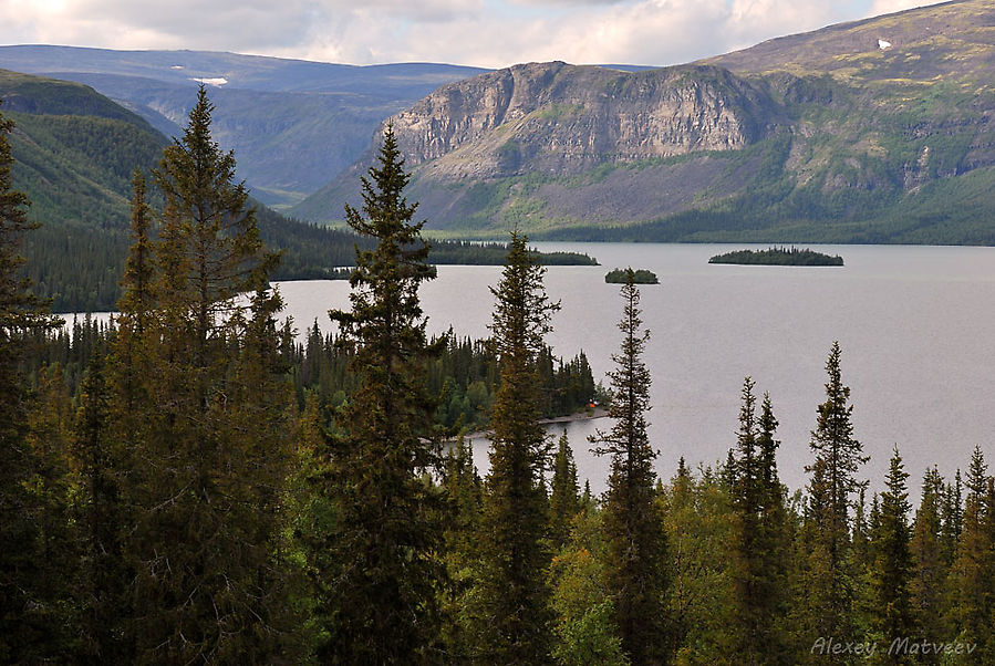 Вид на озеро Сейдозеро с горы Нинчурт Ревда, Россия