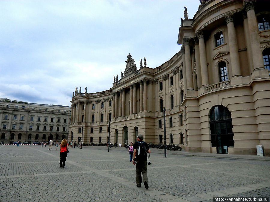 Университет Гумбольдта, здание юридического факультета. Присмотритесь и заметите нестройный, но всё-таки впечатляющий ряд велосипедов. Университет Гумбольдта, здание юридического факультета. Присмотритесь и заметите нестройный, но всё-таки впечатляющий ряд велосипедов.