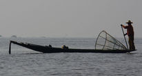 На выходе из канала в озеро обычно дежурят местные рыбаки со своими традиционными орудиями лова.