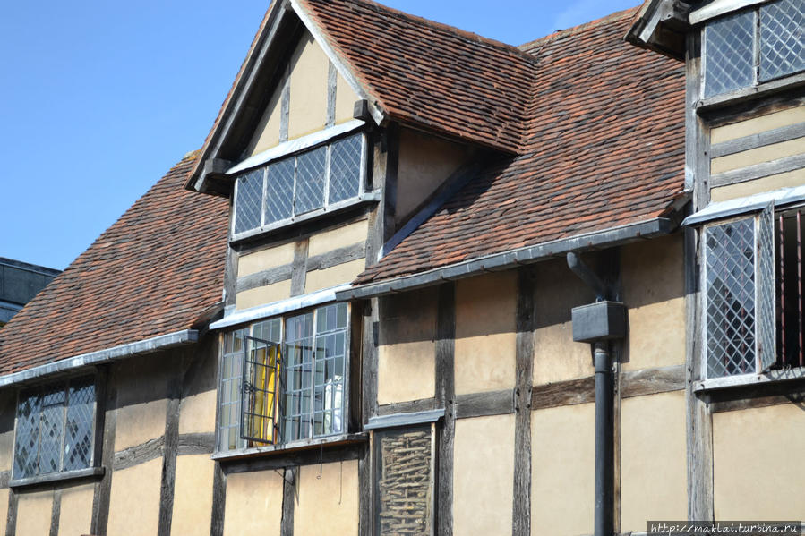 Окна в спальню, где родился У.Шекспир.
