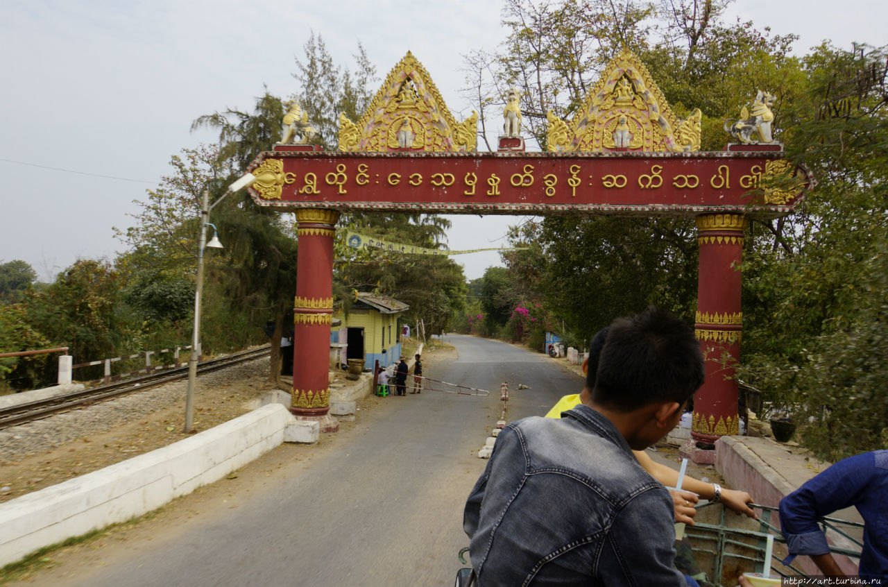 Обратно в Мандалай поездка была вдвойне приятна — на крыше, с ветерком,так как нижних мест свободных не оставалось. Сагайн, Мьянма