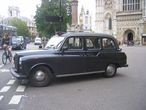 Лондон. Вестминстерское Аббатство. Знаменитый лондонский кэб-такси
