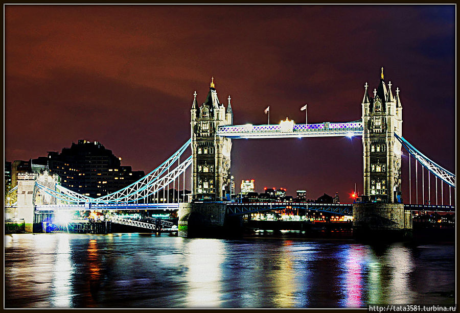 Мост совершенен красотой, визит сюда так нежит очи, и над прозрачною водой горят огни в прохладе ночи... Лондон, Великобритания