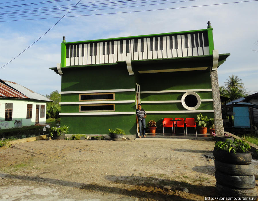 Какой интересный дизайн дома в глухой провинции Суматры. Мне понравилось :-). Индонезия