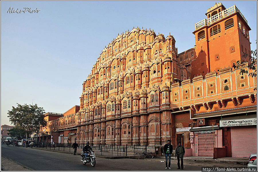 Это единственные две фотографии, которые были сняты с фасада здания...
* Джайпур, Индия