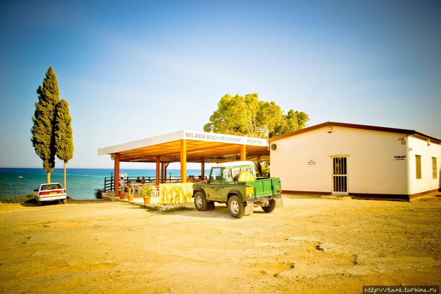 Рано или поздно пыльная дорога выведет вас к единственной таверне, примостившейся у самой кромки пляжа. Писсури, Кипр