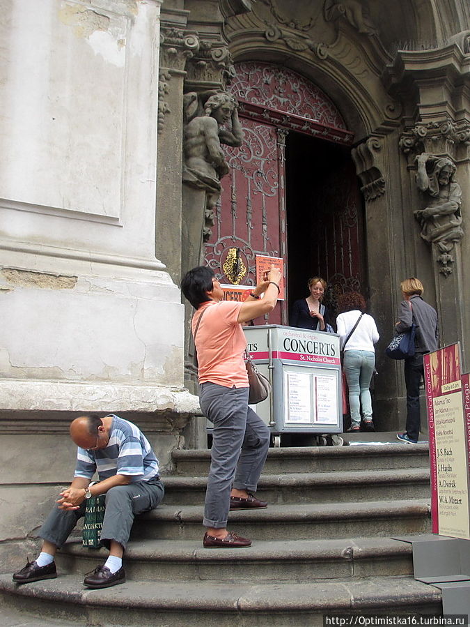 Обычно при входе в костел сидит человек, продающий туристам билеты на концерты классической музыки. Прага, Чехия