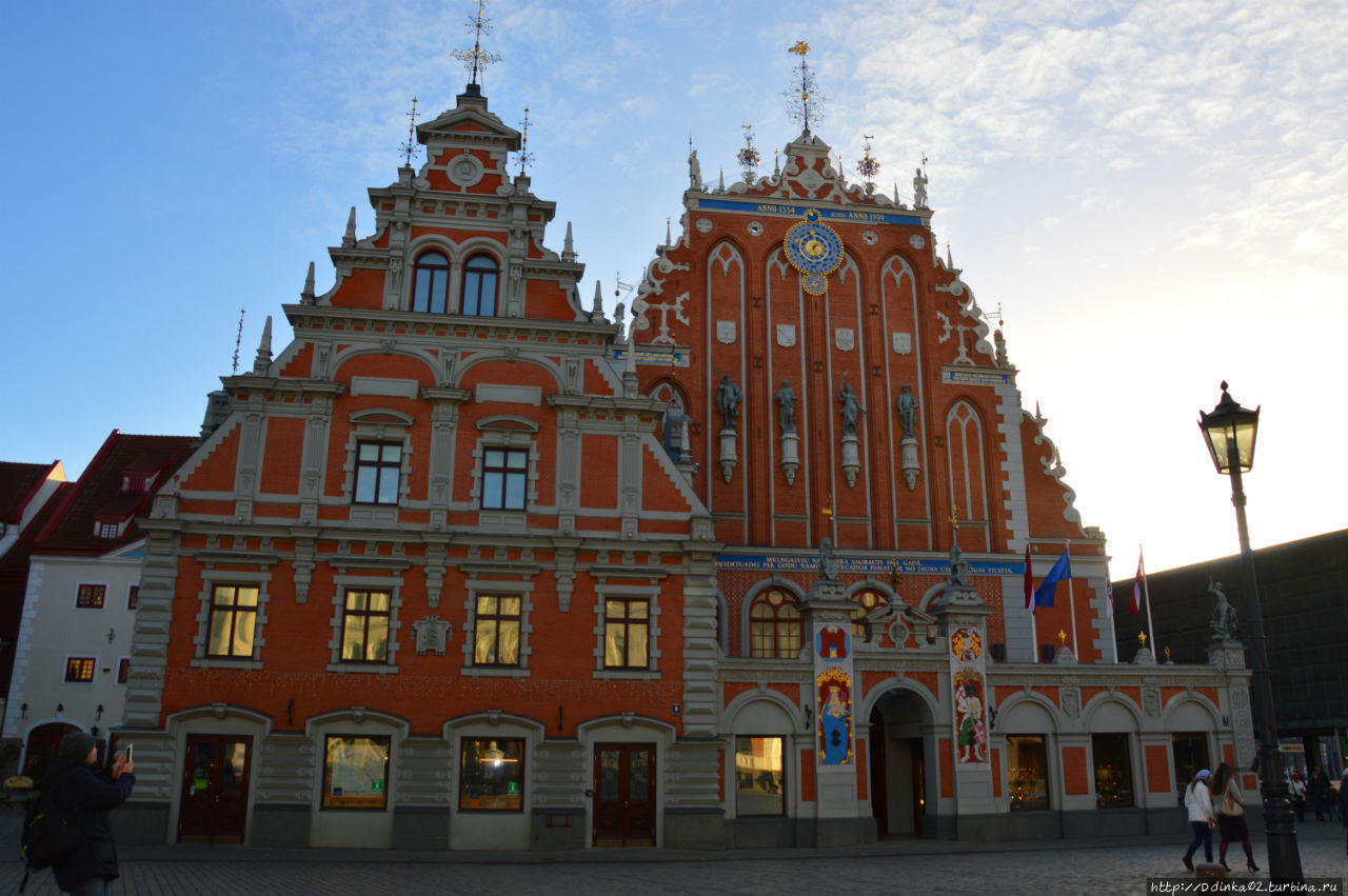 Дом Черноголовых — памятник архитектуры XIV века, находится в самом центре Риги. Рига, Латвия