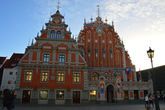 Дом Черноголовых — памятник архитектуры XIV века, находится в самом центре Риги.