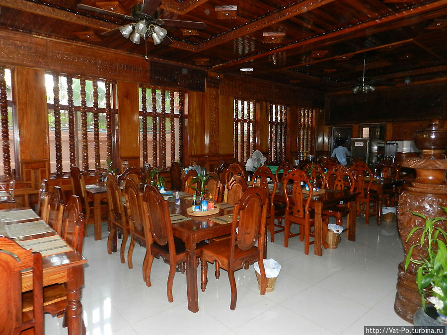 Ресторан (скорее, столовая, но красиво — в красном дереве) Сиемреап, Камбоджа
