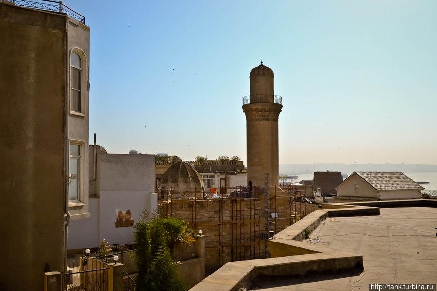 В «Старом городе» есть все. Мечеть — чтобы помолиться, баня – чтобы помыться, обязательно есть караван-сарай — чтобы подкрепиться, и конечно базарная площадь — чтобы обогатиться. Баку, Азербайджан