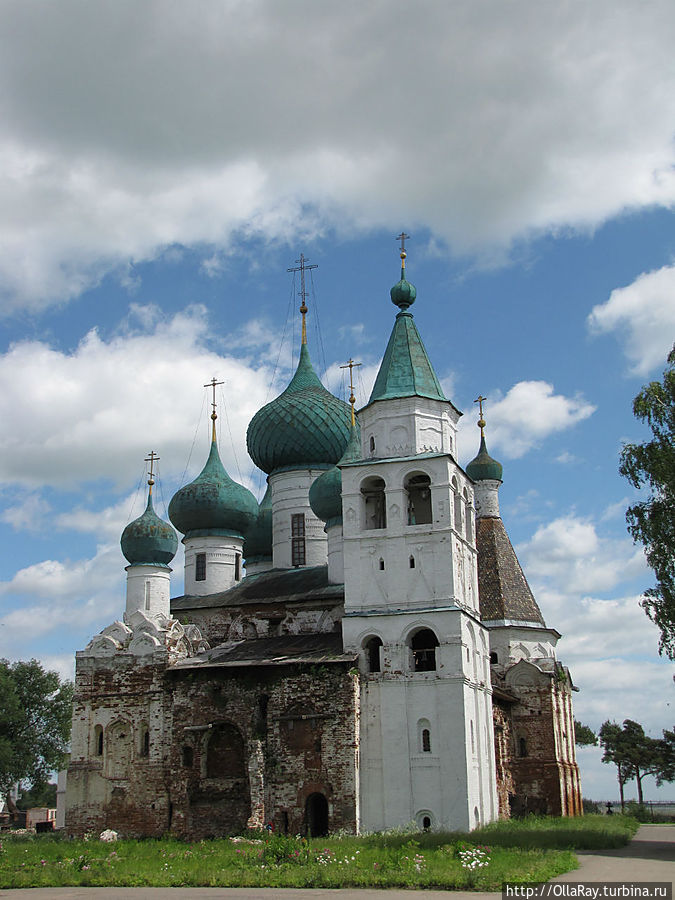 Осенью 1552 года он осадил Казань — столицу ханства. После продолжительной осады, упорных боёв Казань пала. В честь этого события памятником в Москве, построенным по велению Ивана IV после взятия Казани, стал храм Василия Блаженного на Красной площади. Но мало кому известно, что в Ростове тогда же появился его Осенью 1552 года он осадил Казань — столицу ханства. После продолжительной осады, упорных боёв Казань пала. В честь этого события памятником в Москве, построенным по велению Ивана IV после взятия Казани, стал храм Василия Блаженного на Красной площади. Но мало кому известно, что в Ростове тогда же появился его