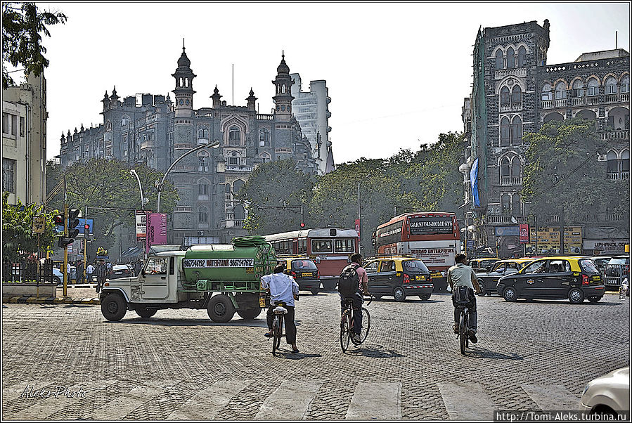 На одной из площадей, все-таки общая тональность бомбейской архитектуры — все варианты серо-коричнево-бежевых оттенков...
* Мумбаи, Индия