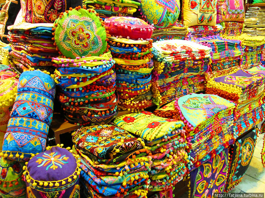 Красочные подушки на базаре Стамбул, Турция