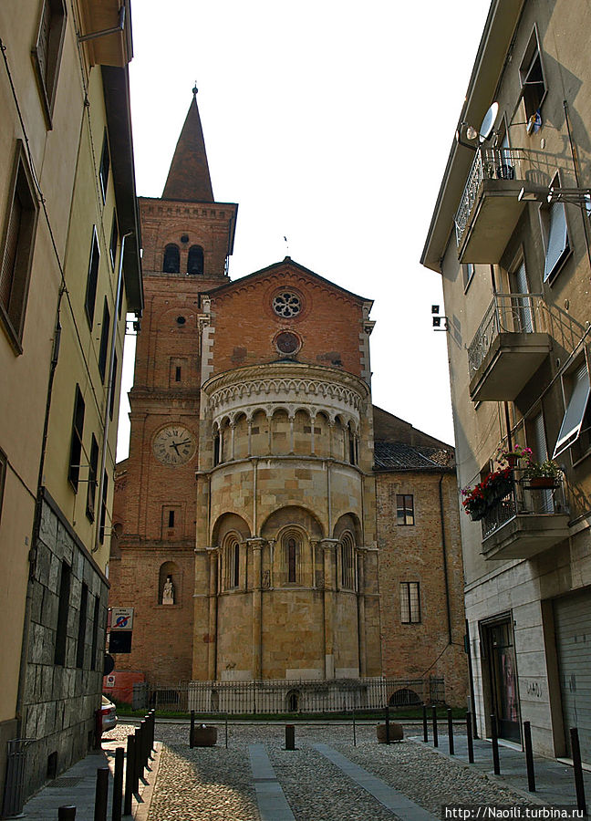 Вид на Собор с торговой улицы Фиденза, Италия