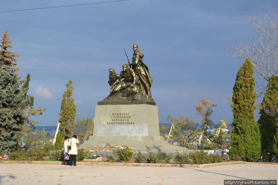 Памятник комсомольцам