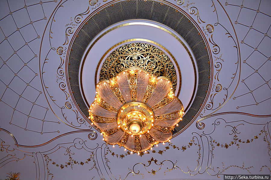 Люстра в зале Будапешт, Венгрия