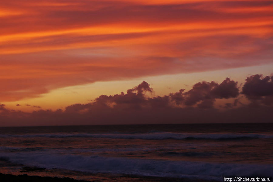 Закат и волны — вид чудесный Каена Поинт Парк Штата, остров Оаху, CША