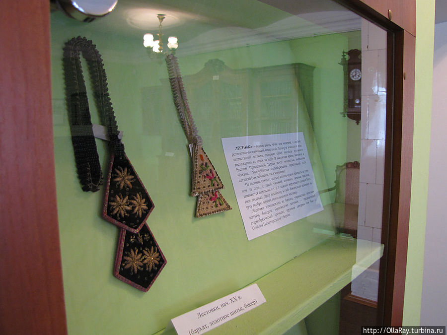 Лестовки начала 20 века. Непременный атрибут старообрядцев. Разновидность чёток для молений. Замкнута в кольцо в знак непрестанной молитвы. Знаменует собой лестницу духовного восхождения от земли на Небо. Лестовки начала 20 века. Непременный атрибут старообрядцев. Разновидность чёток для молений. Замкнута в кольцо в знак непрестанной молитвы. Знаменует собой лестницу духовного восхождения от земли на Небо.