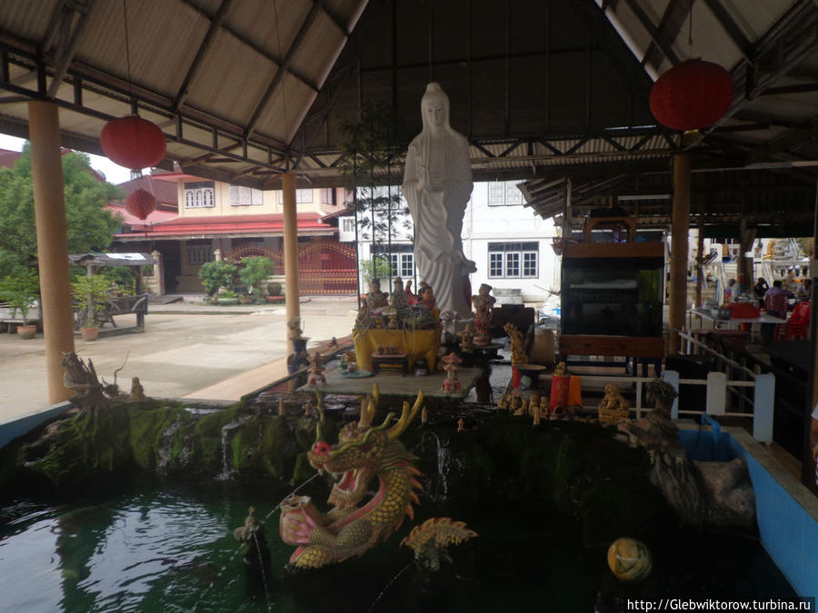 Ват Банг Чак во ожидании наводнения Пак-Крет, Таиланд