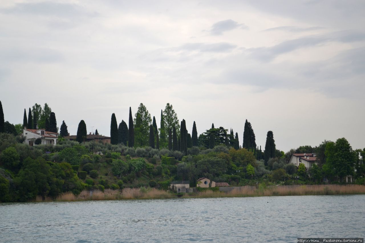 Сирмоне с озера Сирмионе, Италия