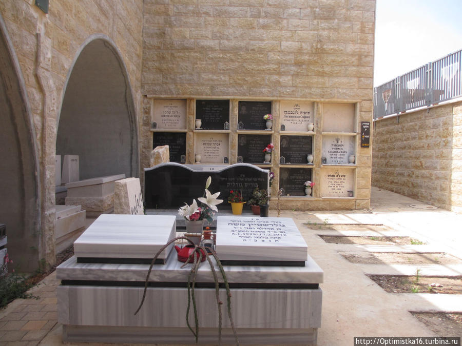 А на кладбище всё спокойненько... Хайфа, Израиль А на кладбище всё спокойненько... Хайфа, Израиль