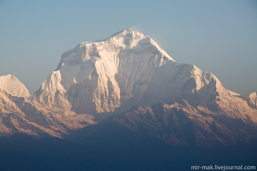 Вот, собственно, то, ради чего был проделан весь этот путь! Зрелище потрясающее: утренний морозный воздух, восторженные крики остальных туристов и такая красота вокруг. Непал