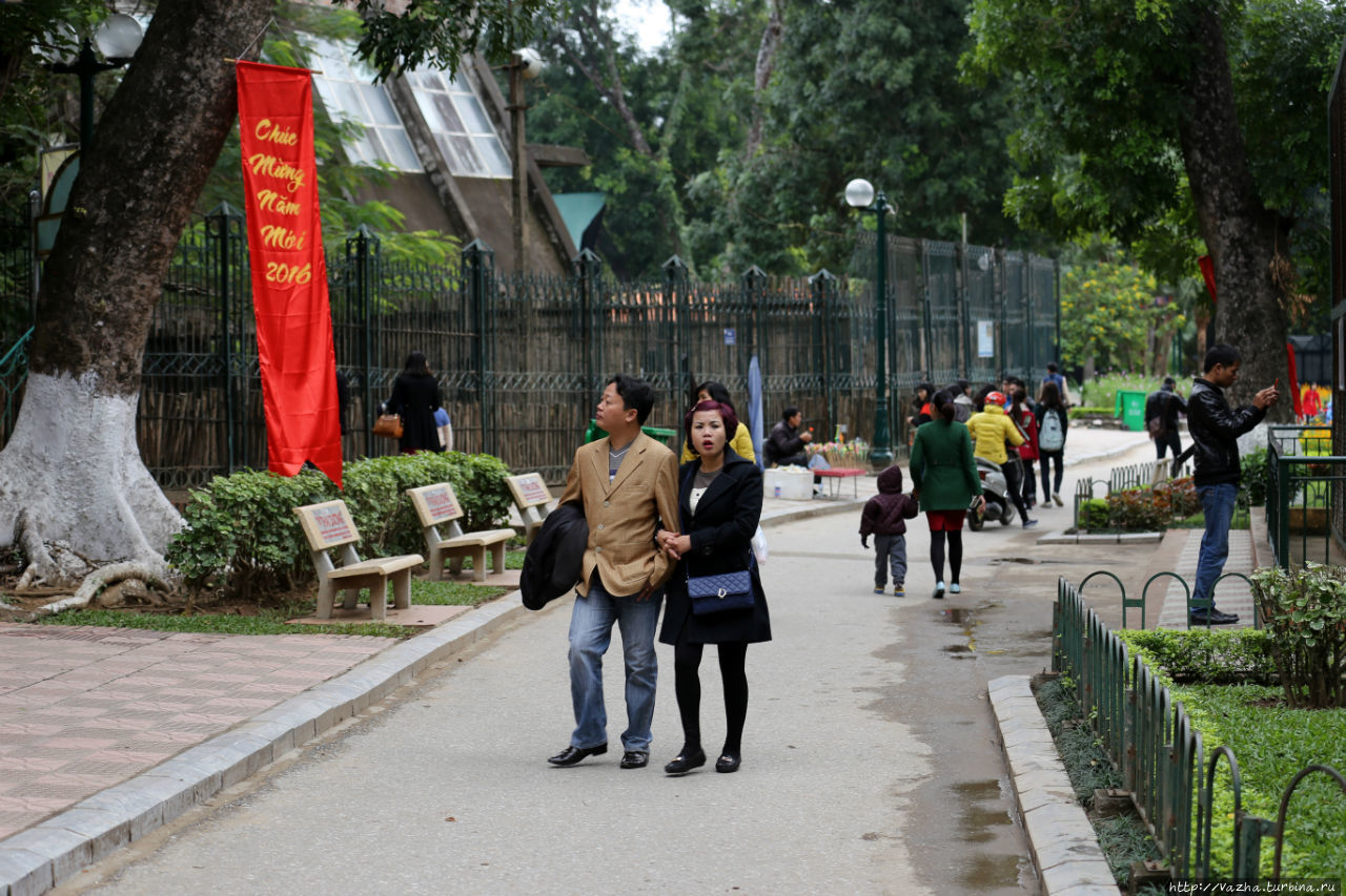 Люди в зоопарке Ханоя Ханой, Вьетнам