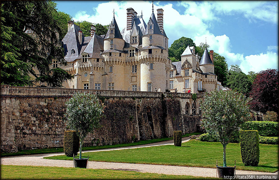Вид на замок Юссе Риньи-Усе, Франция
