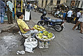 Предложений в индийской уличной торговле явно больше, чем спроса...
*