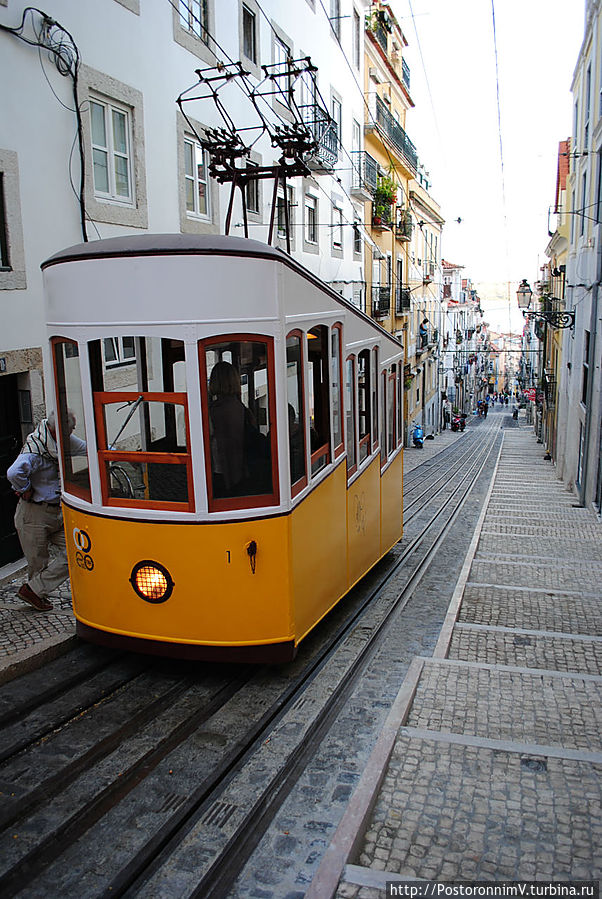 Из окон желтого трамвая можно рассмотреть почти все достопримечательности Лиссабона, а его рельсы — хороший ориентир для того, чтобы не заплутать в паутине улиц старого города. Лиссабон, Португалия