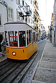 Из окон желтого трамвая можно рассмотреть почти все достопримечательности Лиссабона, а его рельсы — хороший ориентир для того, чтобы не заплутать в паутине улиц старого города.