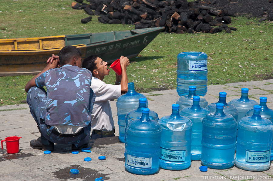 Вода здесь — это предмет первой необходимости. Вода здесь — это предмет первой необходимости.