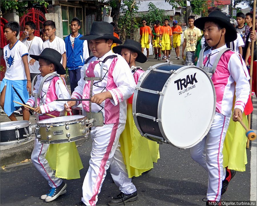 *Спортивное шествие открывали юные барабанщики. Губат, Филиппины