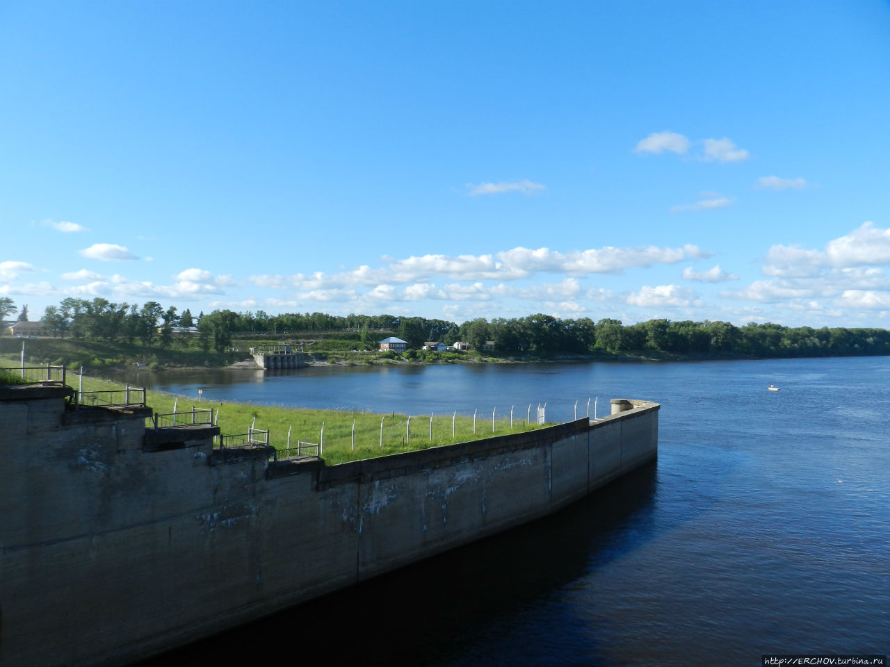 Где-то там слева стоял Покровский монастырь — теперь на этом месте Волга. Фото с Углической ГЭС.