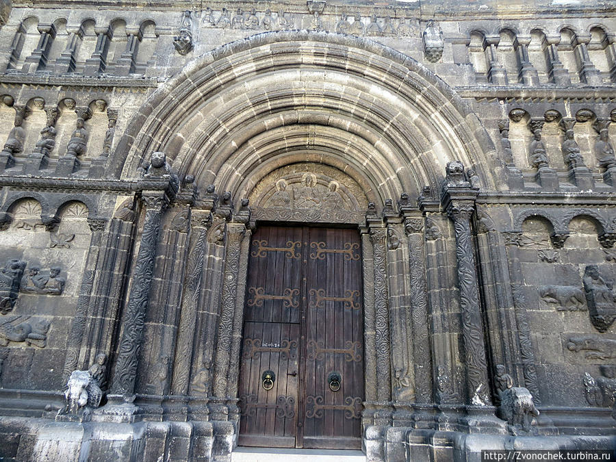 Портал церкви находится в стеклянном павильоне, который защищает его от времени и непогоды. Регенсбург, Германия