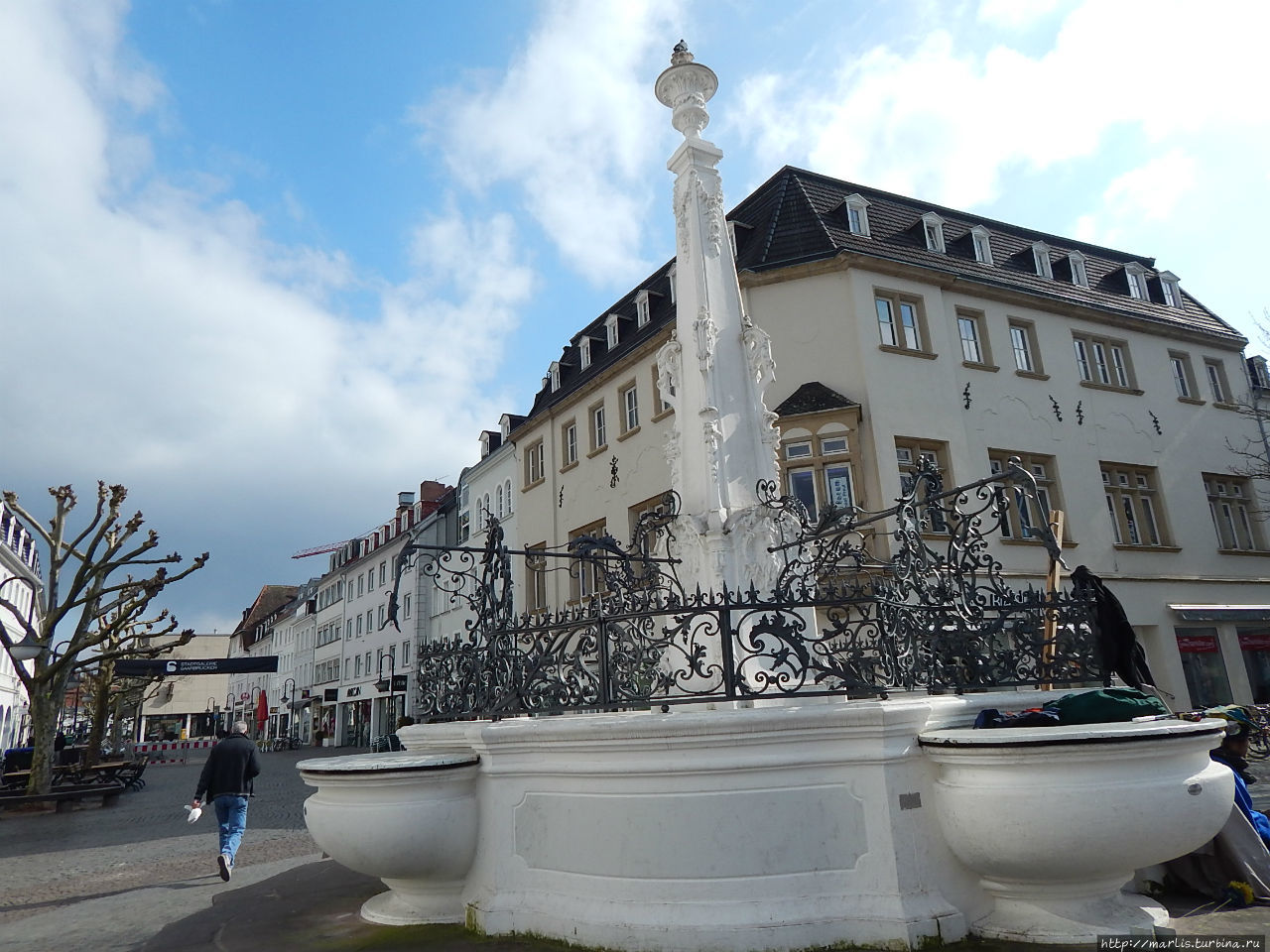 Площадь Марктплатц и фонтан работы Фридриха Иоганна Штенгеля — Марктбруннен. Саарбрюккен, Германия